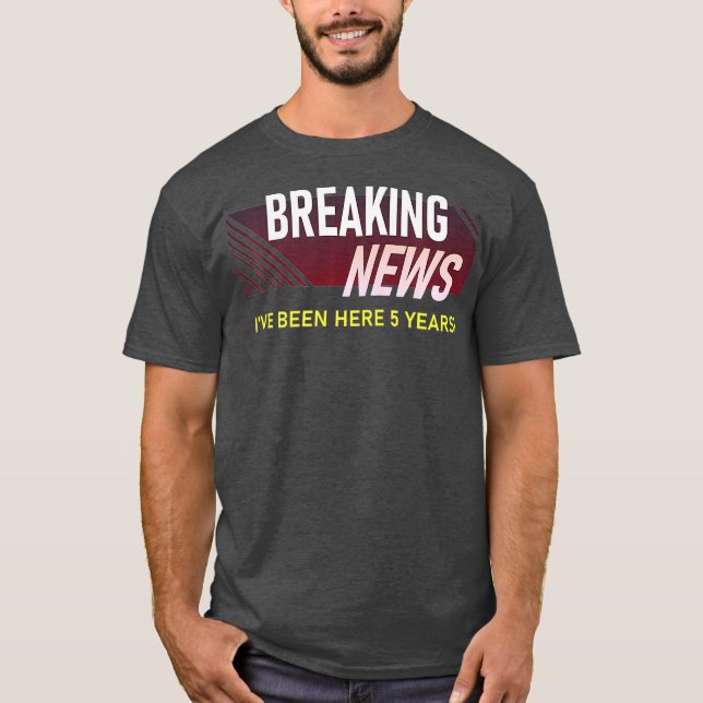 Camiseta Quebrando Notícias 5 Anos Aniversário de Trabalho  (Frente)