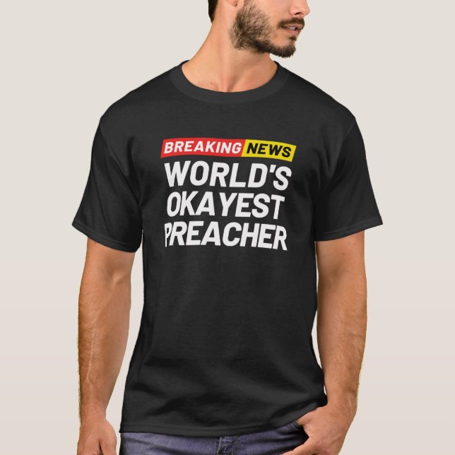 Camiseta Quebrando Notícias do Mundo O Pastor Mais Okayest  (Frente)