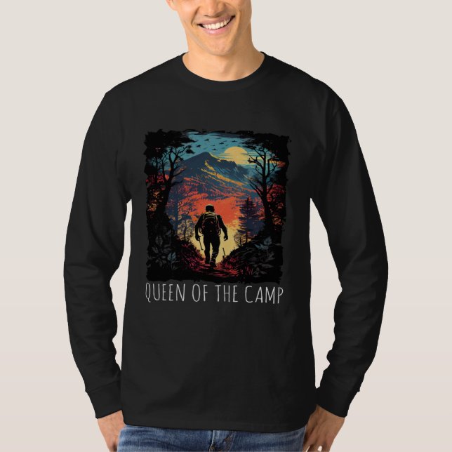 Camiseta Queen Of The Camp hiking camping retro (Frente)