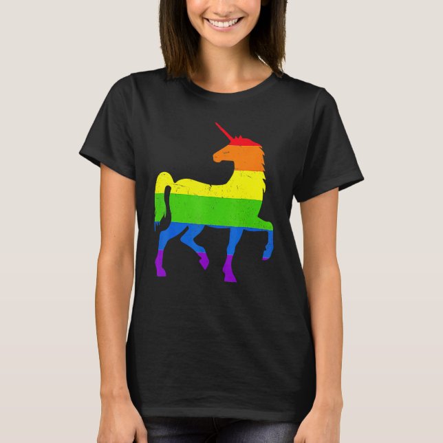 Camiseta Queer Gay Pride Month Rainbow Flag Fantasy Unicorn (Frente)