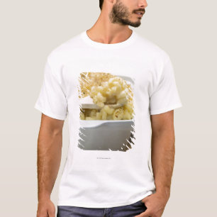 Camiseta Queijo do macarrão no prato do cozimento com de