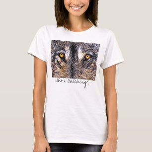 Camiseta Quem está olhando os olhos do lobo, que está
