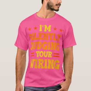 Camiseta Quem Eu Estou Silenciosamente Avaliando Seu Eng El