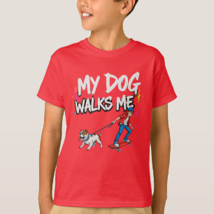 Camiseta Quem Realmente Está no Comando? – Meu Cachorro Me 