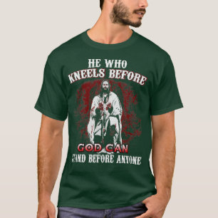 Camiseta Quem Se Ajoelha Antes DEUS Pode Ficar Antes De Qua