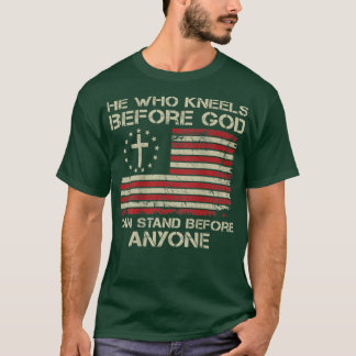 Camiseta Quem Se Ajoelha Perante Deus Pode Ficar Perante Qu