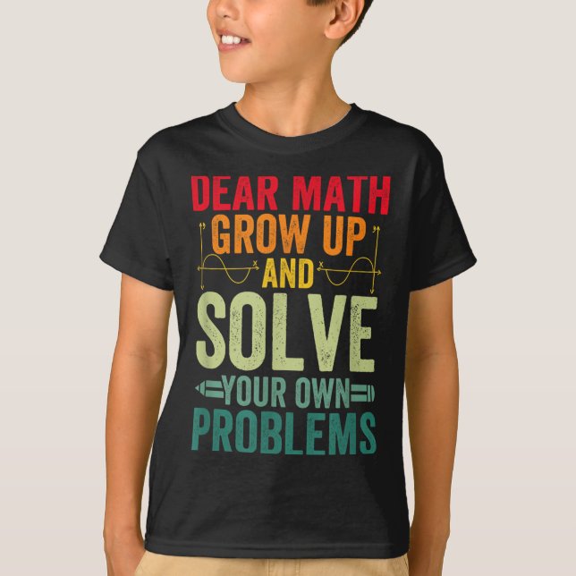 Camiseta Querida Matemática Cresce E Resolve Seus Próprios  (Frente)