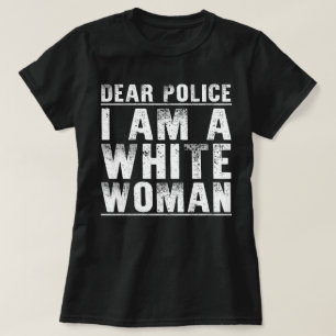 Camiseta querida polícia é uma mulher branca