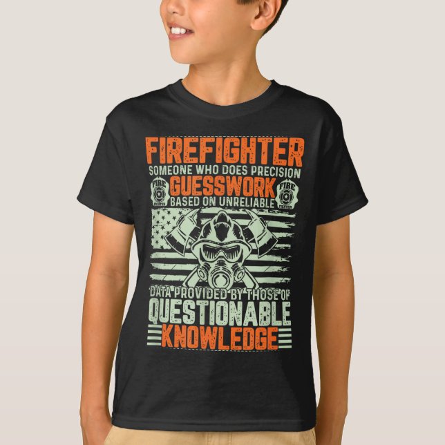 Camiseta Questionable Knowledge Fireman Gift Proud Firefigh (Frente)