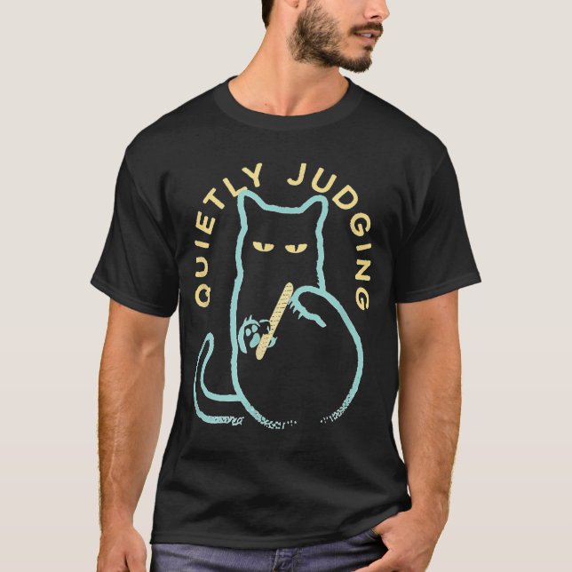 Camiseta Quietly Judging Funny Novelty Cat Lover Cat Owner  (Frente)