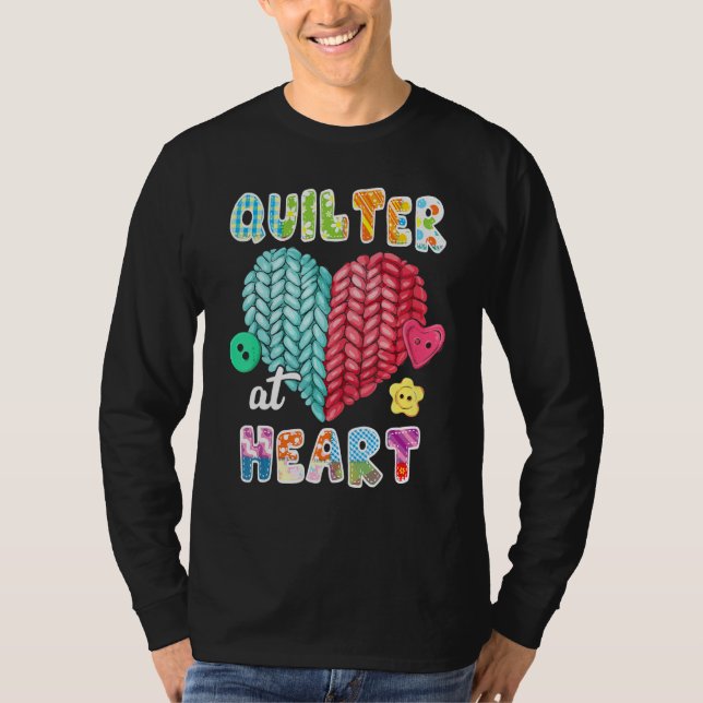 Camiseta Quilting  Quilter At Heart Quilt Sewing Is My Favo (Frente)