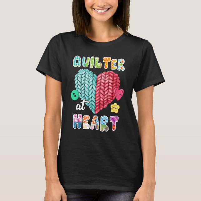 Camiseta Quilting  Quilter At Heart Quilt Sewing Is My Favo (Frente)