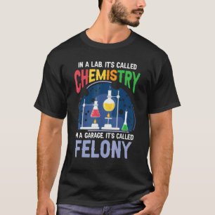 Camiseta Química do Science Pun em um laboratório chamado Q