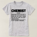 Camiseta Química Noun Science Lover Lab Technician Engraçad<br><div class="desc">Quimista Engraçado Diz "Quimista Alguém Que Resolve Um Problema Que Não Sabia Que Tinha De Uma Maneira Que Não Conseguia Entender". Agarra esta design de Química Engraçada como presentes engraçados para uma mãe,  pai ou amigo espetacular.</div>