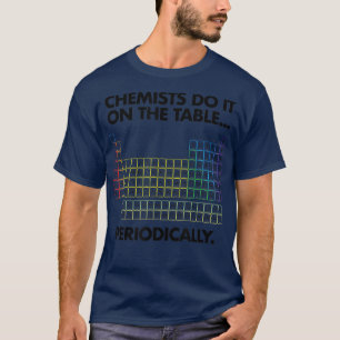 Camiseta Químicos Fazem Na Mesa Periodicamente Ciência H