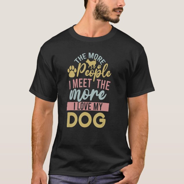 Camiseta Quote Amigo Dizendo Quanto Mais Pessoas Eu Encontr (Frente)