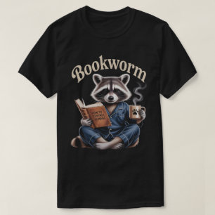 Camiseta Raccoon Coffee Book   Bookworm Lendo livros