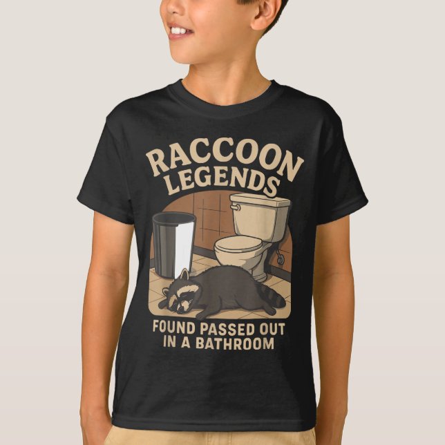 Camiseta Raccoon Legends Found Ped Out In A Bathroom Trashe (Frente)