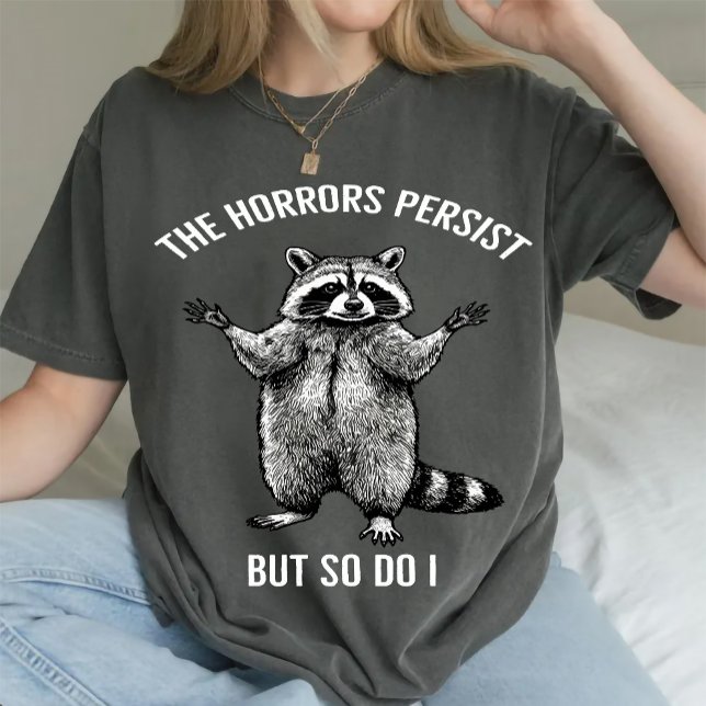 Camiseta Raccoon Os Horrores Persistem, Mas Eu Também (raccoon existential crisis shirt, trash panda survival tee, neurospicy humor apparel, ADHD chaotic )