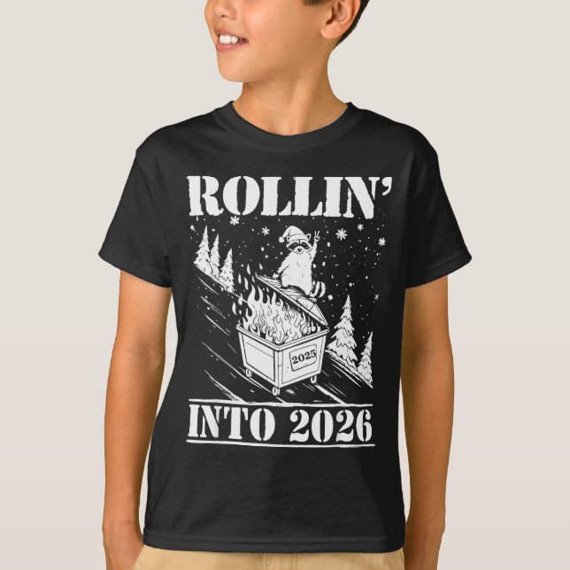 Camiseta Raccoon Rolling Into 2026 Happy New Year 2026 Funn (Frente)