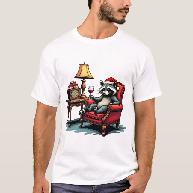 Camiseta Raccoon Sentado em Cadeira, Espirrando Vinho Gi ún (Frente)