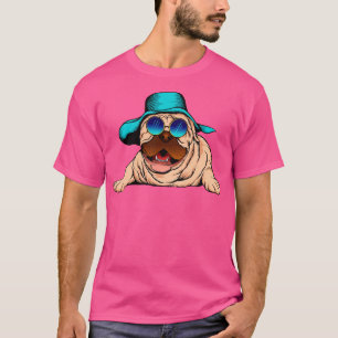 Camiseta Rad Pug com tons azuis de balanço e um chapéu