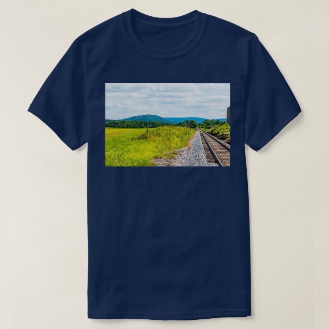 Camiseta Railroad Tracks and Mountains in Gettysburg PA (Frente do Design)