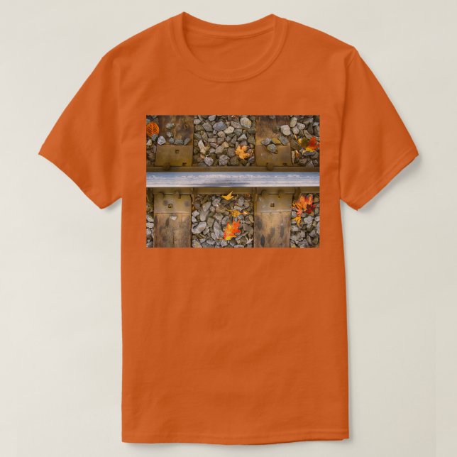 Camiseta Railroad Tracks Rocks Leaves in Old Montreal (Frente do Design)