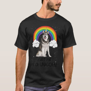 Camiseta Rainbow Alaskan Malamute acredita em mim. Sou um U