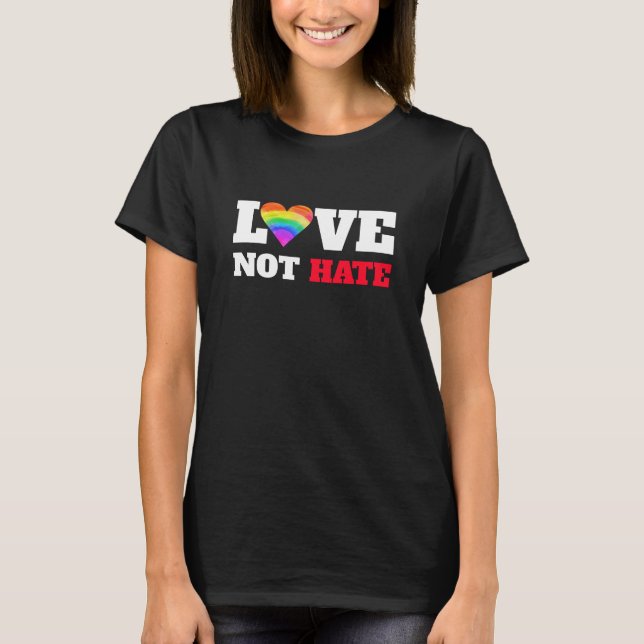 Camiseta Rainbow Heart Love Not Hate Bold Graphic on Black (Frente)