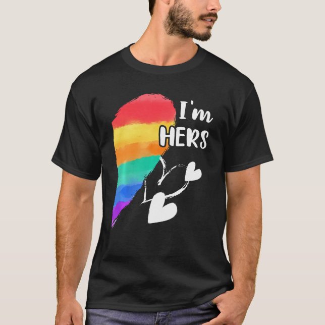 Camiseta Rainbow Lgbt Heart I'm Hers for Casal Gay Lesbia (Frente)