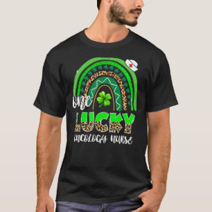 Camiseta Rainbow Shamrock One Lucky Oncology Nurse Rua Patr