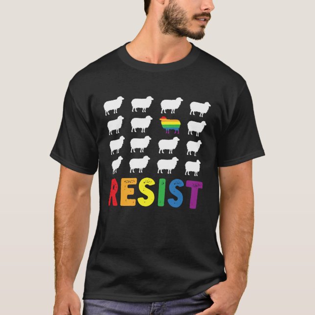 Camiseta Rainbow Sheep In The Family A Proud Pride Month Mo (Frente)