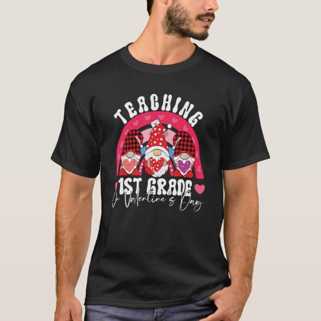 Camiseta Rainbow Teaching 1ST GRADE On Valentine's Day Teac (Frente)