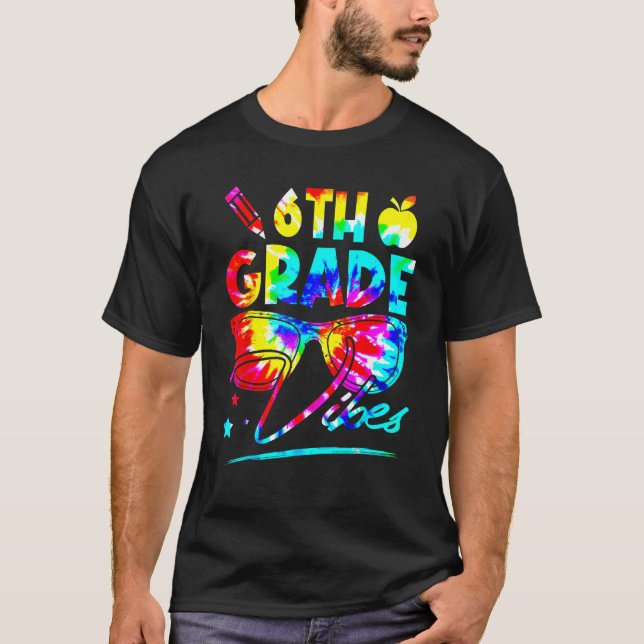 Camiseta Rainbow Tie Dye Glasses 6th Grade Vibes Back To Sc (Frente)
