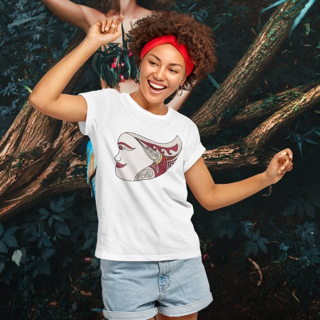 Camiseta Rainha de Peixe (Happy smiling women wearing queen fish drawing tshirt)