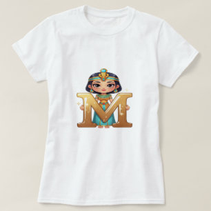 Camiseta Rainha Egípcia Fofa com Letra M – Desenho Animado