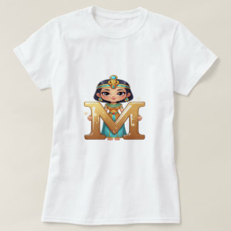 Camiseta Rainha Egípcia Fofa com Letra M – Desenho Animado