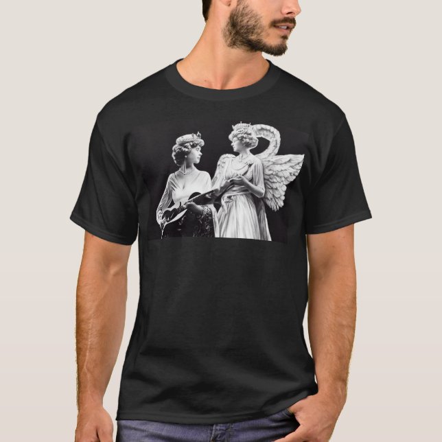 Camiseta Rainha Elizabeth II tocando violão como um anjo. (Frente)