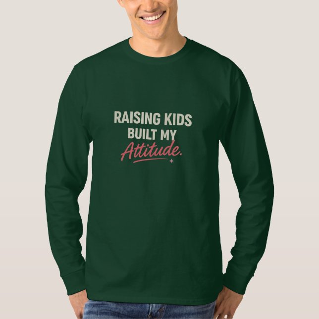 Camiseta Raising Kids Built My Attitude – Funny Savage Mom  (Frente)