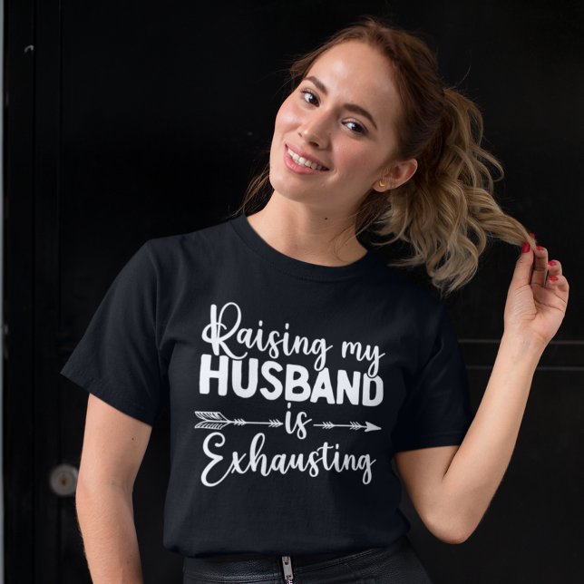 Camiseta Raising my Husband is Exhausting Funny Wife (Criador carregado)