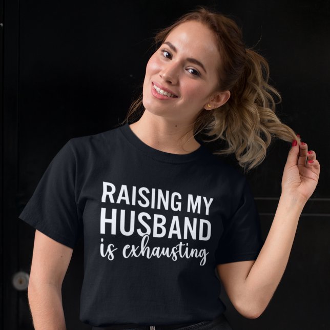 Camiseta Raising my Husband is Exhausting Funny Wife (Criador carregado)