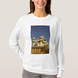 Camiseta Rajastão, Índia Uma mulher em pé em um templo anti
