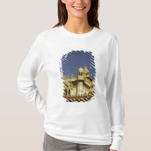 Camiseta Rajasthan, Índia Uma mulher em pé em um antigo