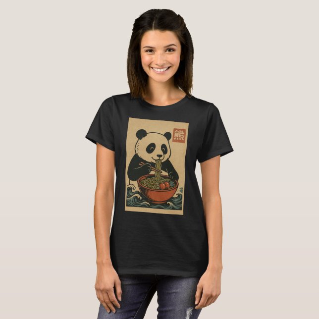 Camiseta Ramen Noodle Eating: Camisa-T feminina da Panda (Frente Completa)