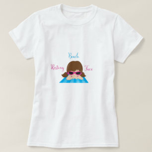 Camiseta Rapariga da praia em repouso em uma toalha de prai