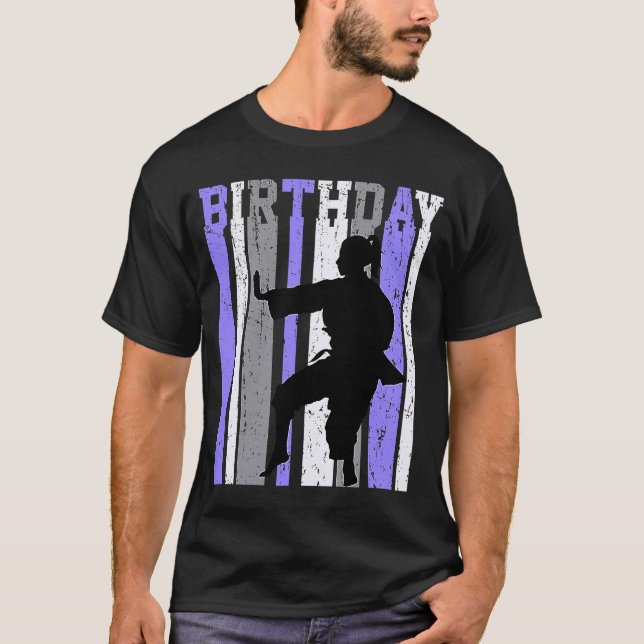 Camiseta Rapariga Roxa Karate Aniversário Retro Silhout Esp (Frente)