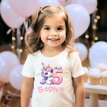 Camiseta Raparigas Unicorn 5 Birthday - Nome Personalizado<br><div class="desc">Camiseta personalizada de nome de aniversário do Unicórn 5 de aniversário da garota, Este design é perfeito para meninas de 5 anos que amam unicórnios para vestir no seu aniversário. Ele apresenta um unicórnio fofo com um chapéu de aniversário e um grande número cor-de-rosa 5. Também inclui um nome personalizável....</div>