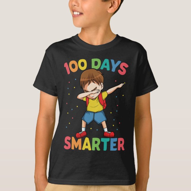 Camiseta Rapaz Dabbing 100 Dias Mais Inteligente Feliz 100º (Frente)