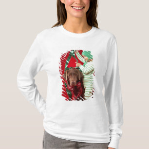 Camiseta Rapaz pequeno que decora um cão